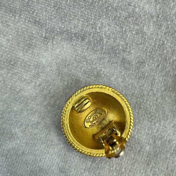 CHANEL Vintage 1994 Gold Plated CC Clip On Earrings STUNNING! - Picture 11 of 12